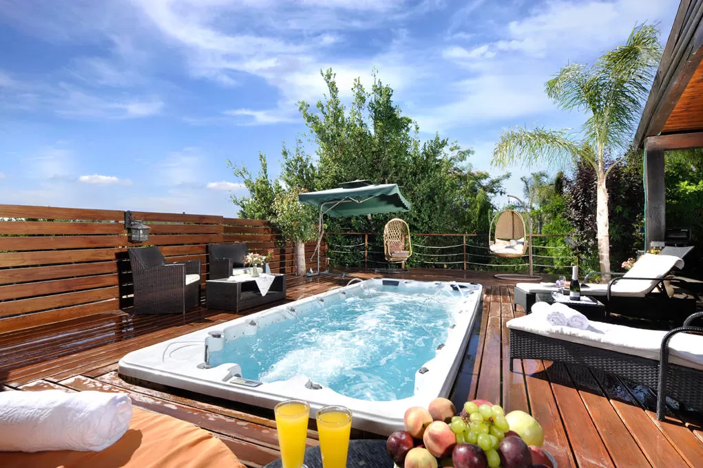 In the complex there are two wooden cabins with a private stream pool for each - Pisat Bar couples only, Shomera, Western Galilee