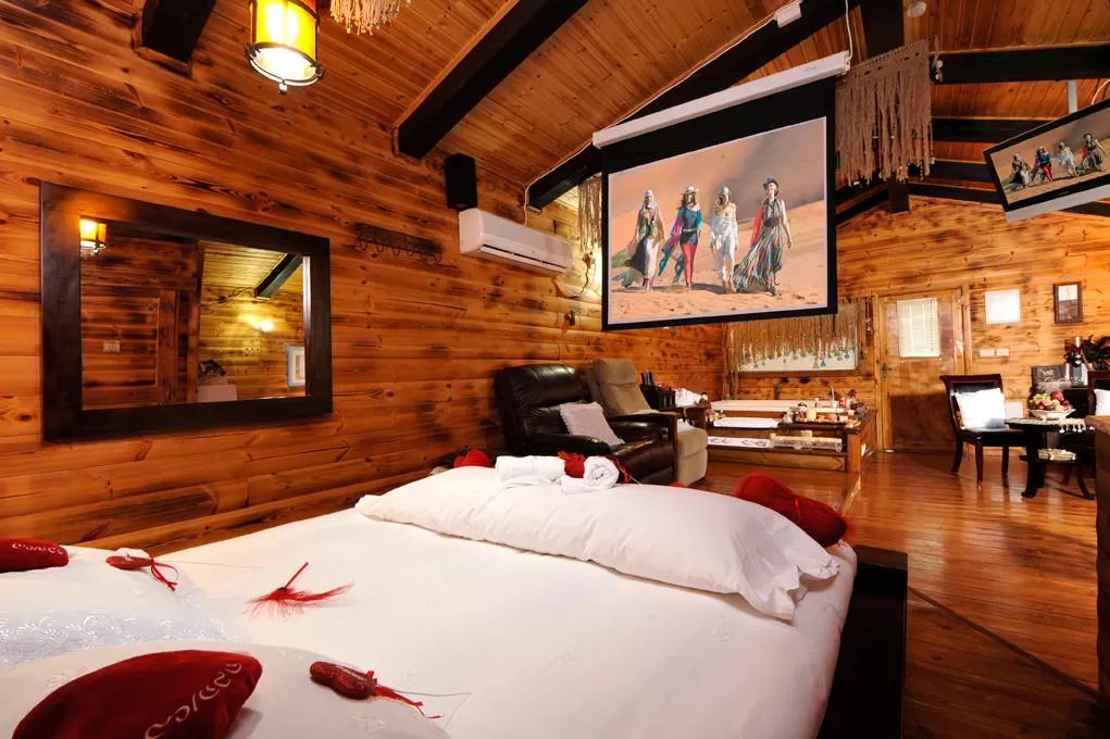 In each cabin there is a cinema projector that offers a special viewing experience - Pisat Bar couples only, Shomera, Western Galilee