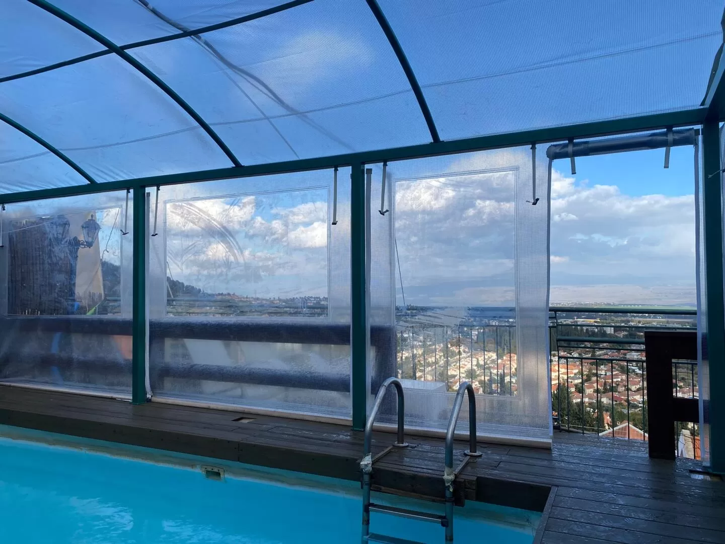 A roof that allows bathing in the pool in the cold season - El Guy Oni, Rosh Pina, Upper Galilee