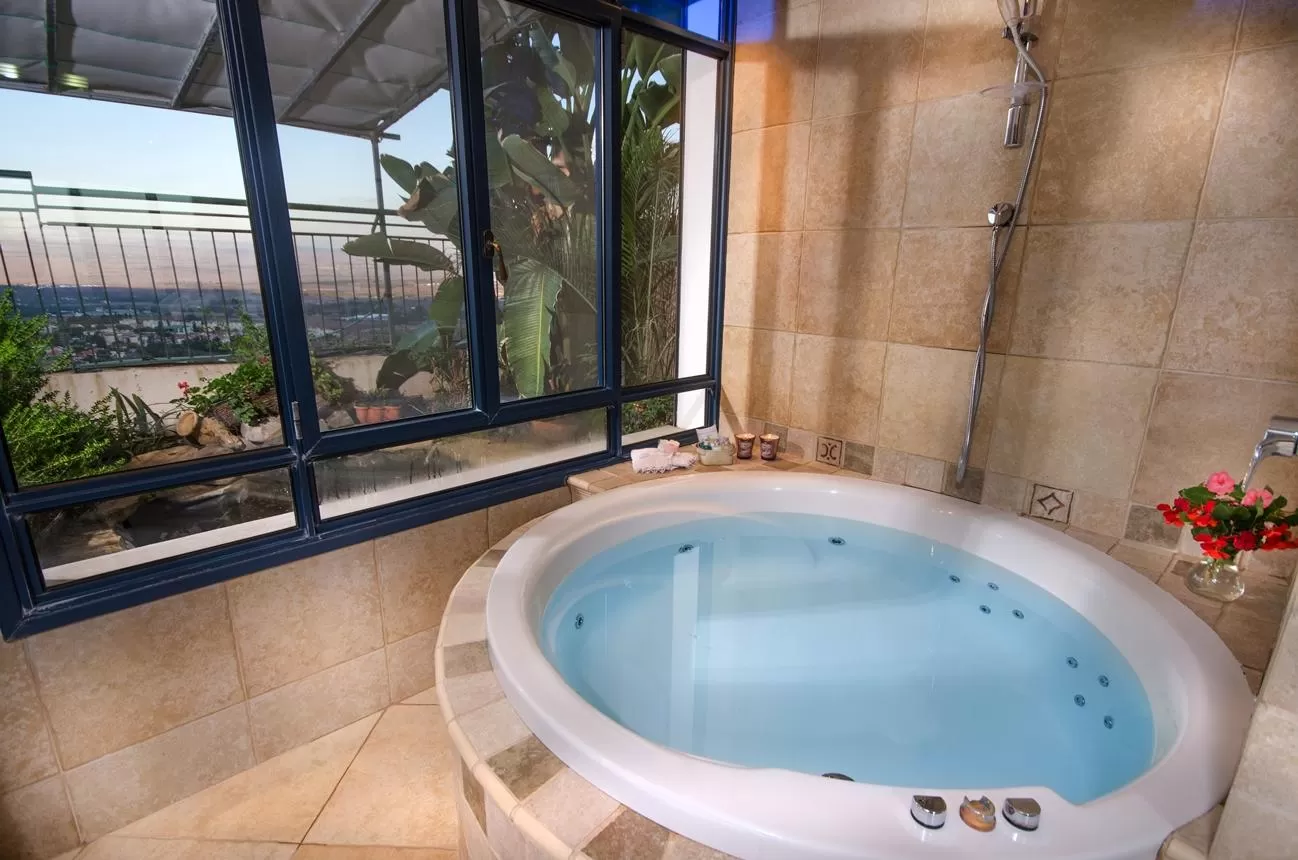 A round jacuzzi overlooks the spectacular view - El Guy Oni, Rosh Pina, Upper Galilee