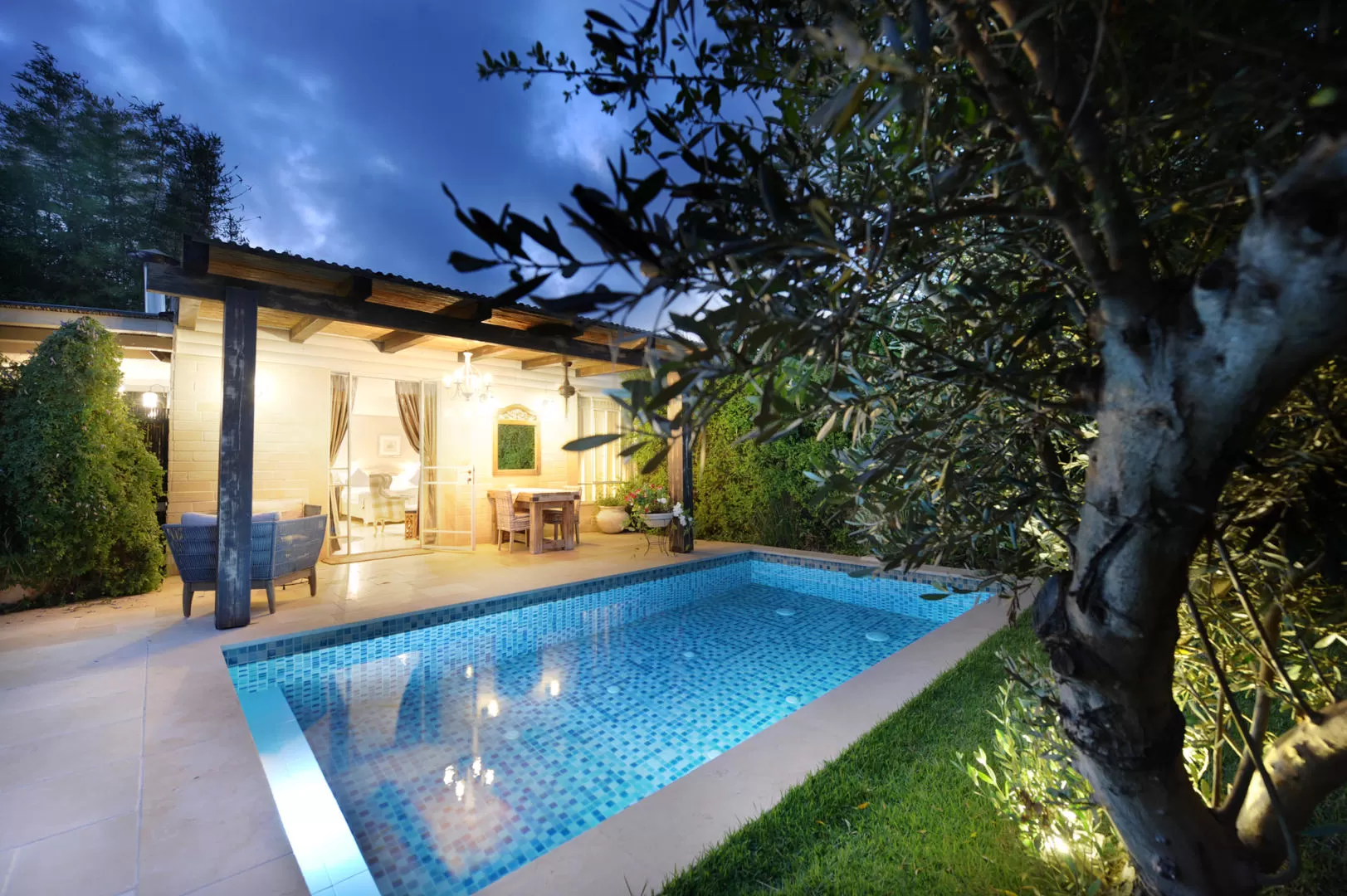 In the evening, the suite and the pool are illuminated with a pleasant and inviting light - Ahuzat Dorita, Liman, Western Galilee