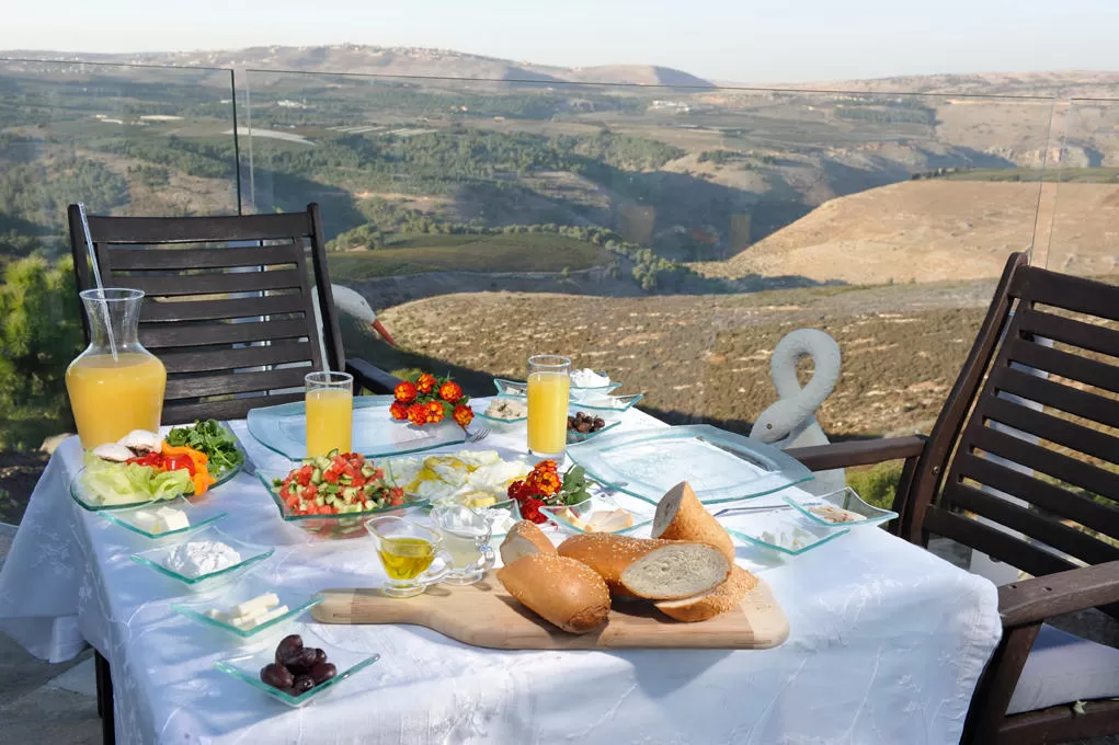 Ahava Begvahim, Kerem Ben Zamra