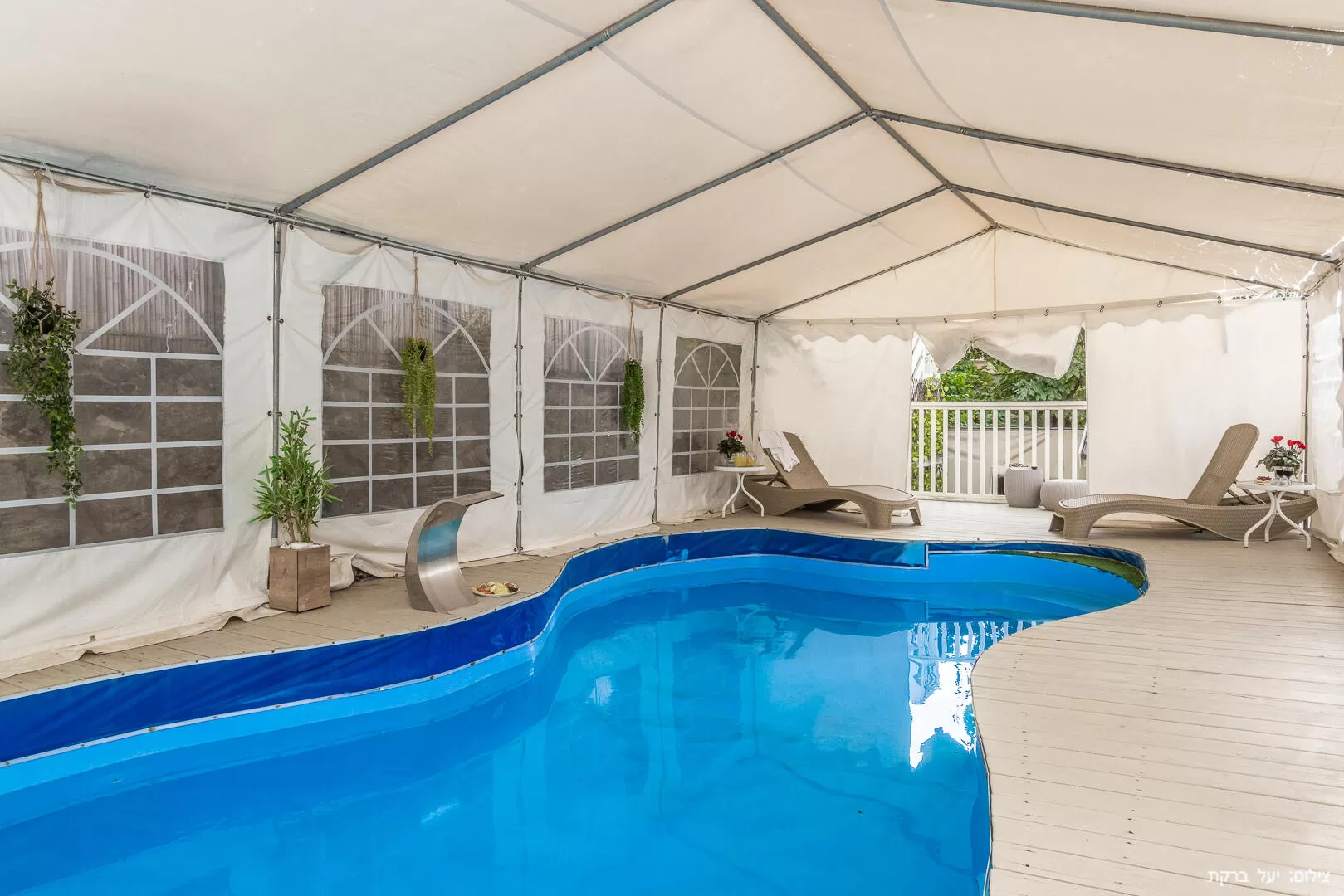 Two romantic cabins, with a shared outdoor complex that includes a heated indoor pool and a pampering spa jacuzzi - Vanilla Grey