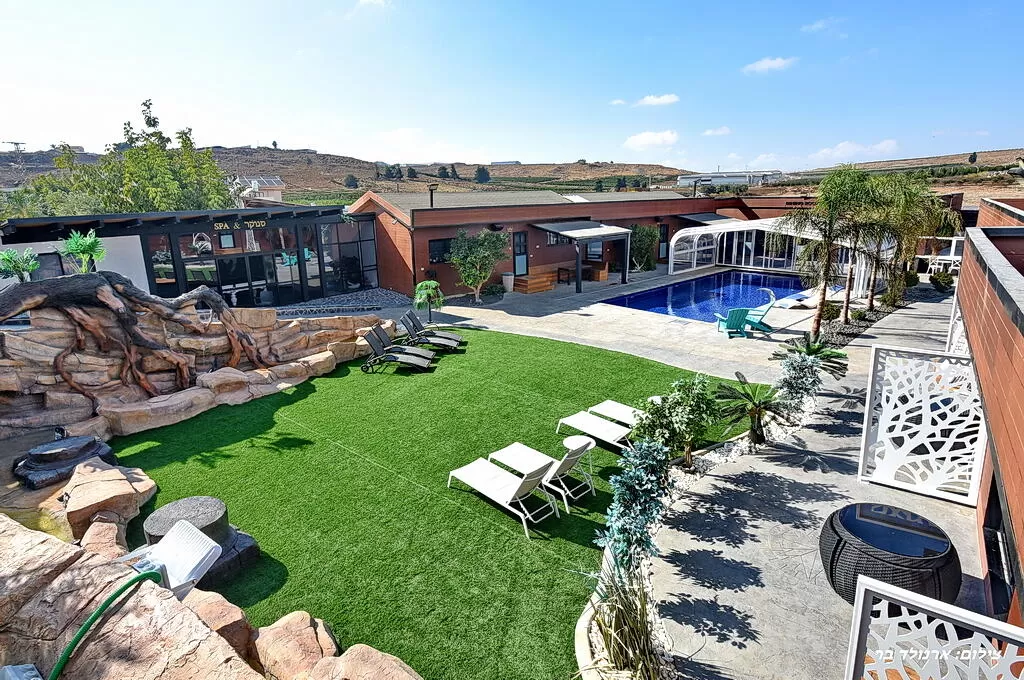 The area of the complex is 2.5 dunams, where up to 38 guests can be accommodated - Utopia Batsafon, Dalton, Upper Galilee