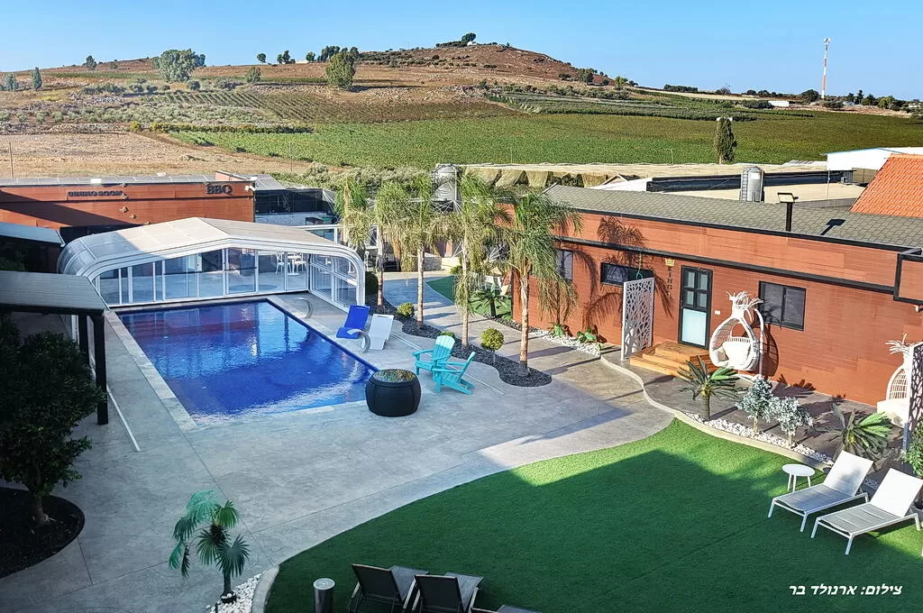 A huge and unusual hospitality complex, which includes 7 suites for accommodating couples and families - Utopia Batsafon, Dalton, Upper Galilee