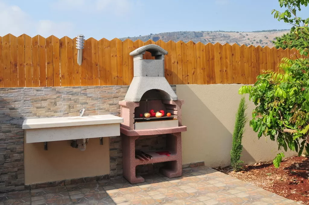 Fully equipped outdoor kitchen - Golden Suite, Yaara, Western Galilee