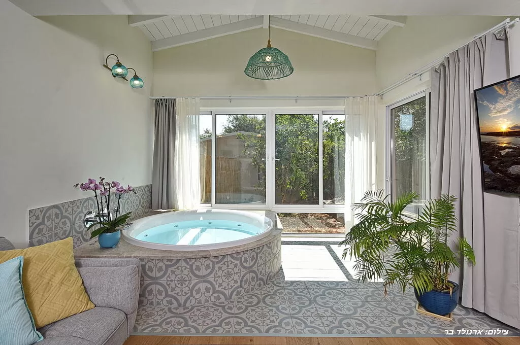A dreamy jacuzzi with direct access to the pool in the Spanish suite - Beit Hachalomot Shel Mishpachat Peleg, Amirim, Upper Galilee