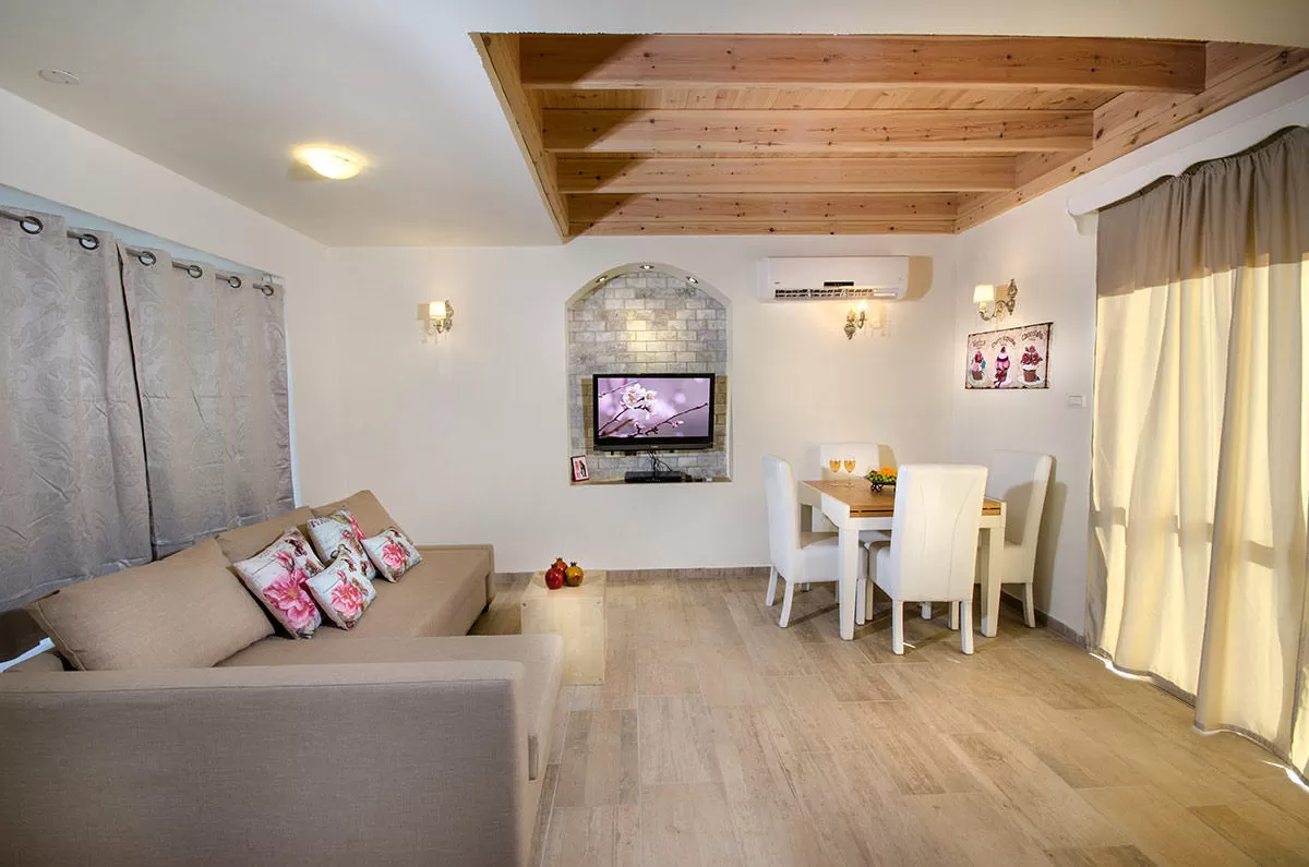A spacious space decorated in pastel colors - Gaia Begolan, Kela Alon - Raven Cliff, The Golan Heights and the Hermon