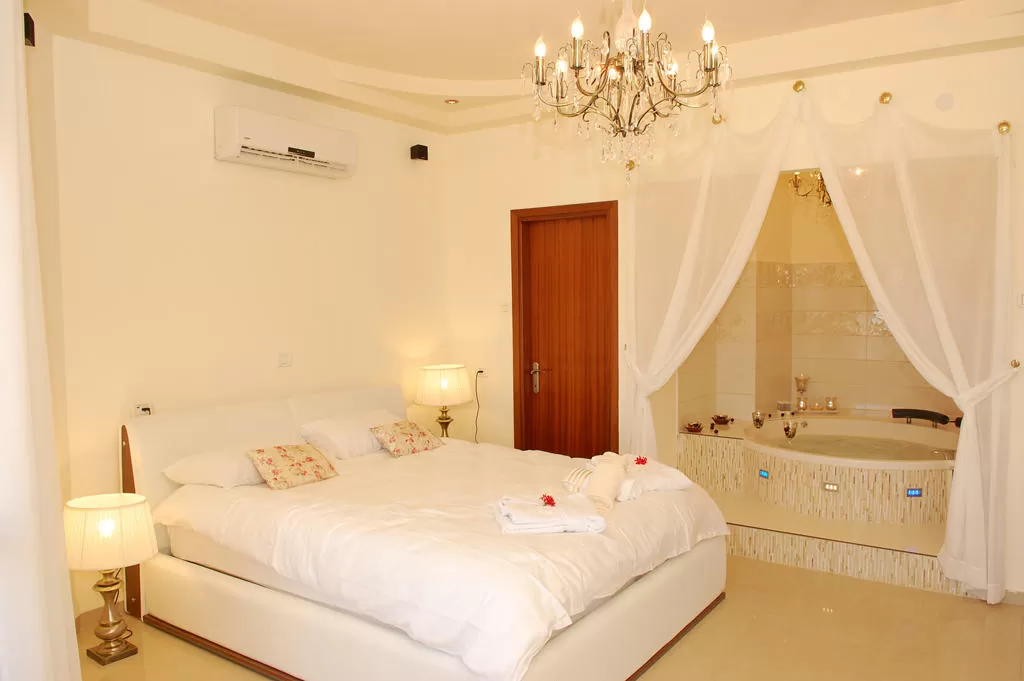 Love Villa, Ein Ya'akov