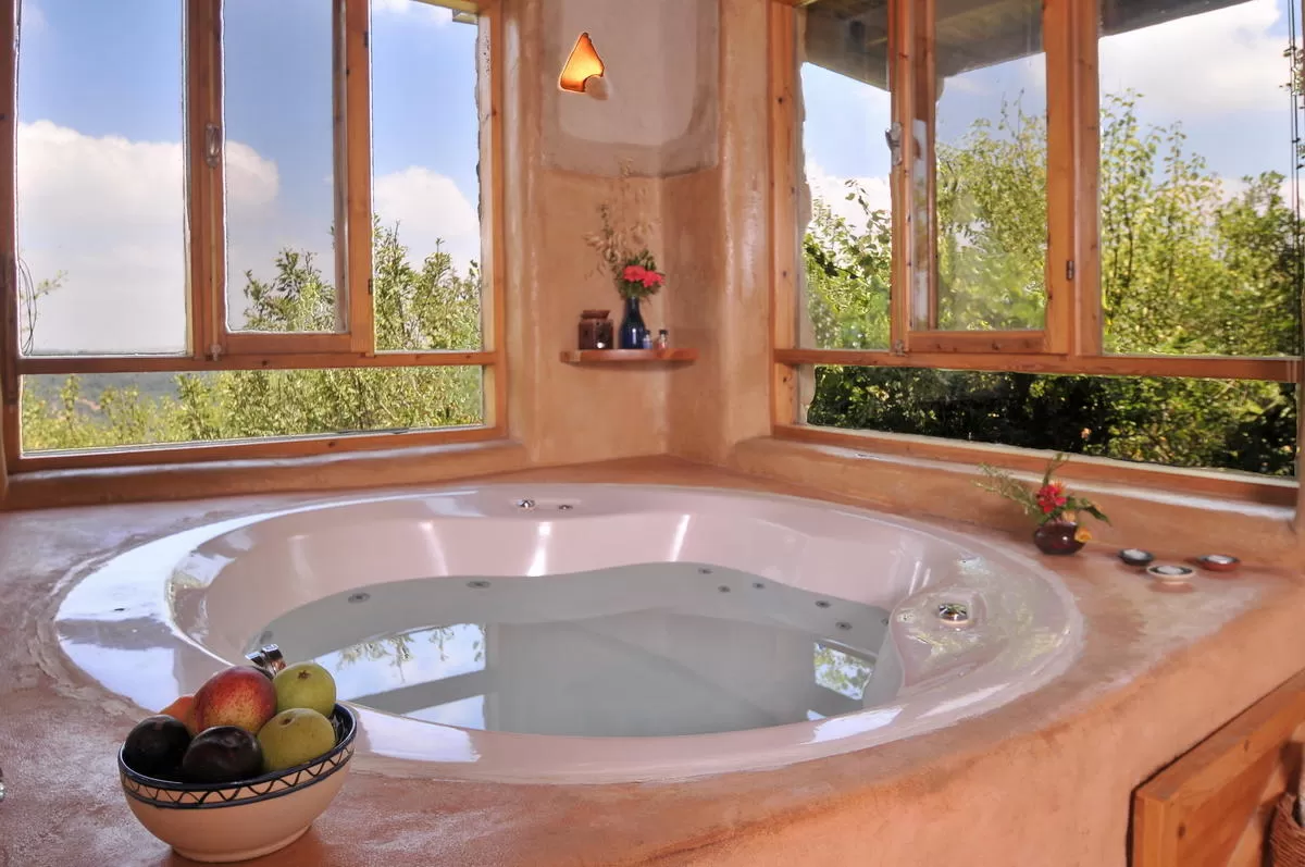 Large jacuzzi surrounded by windows - Sipur Pashut couples only, Matat, Western Galilee