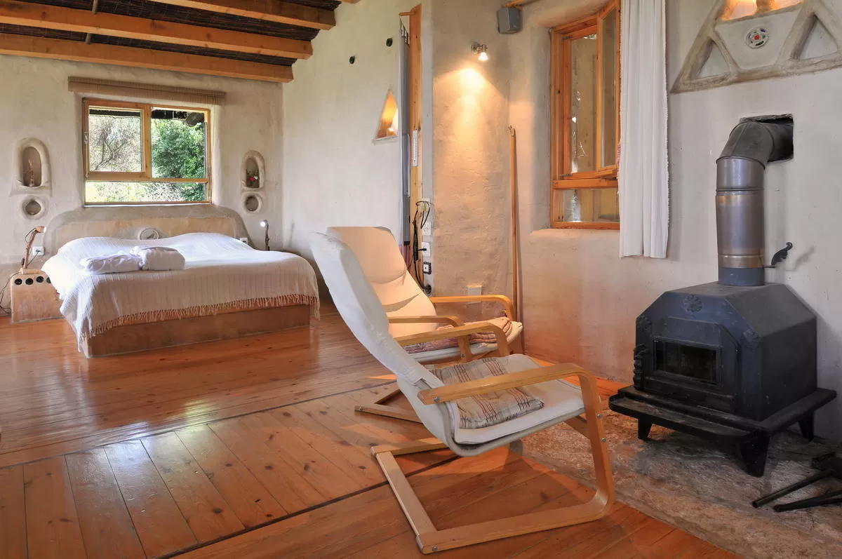 A sleeping bed with a built-in base and coated with soil plaster - Sipur Pashut couples only, Matat, Western Galilee