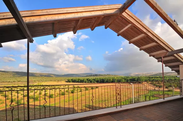 Elisheva Estate, Amka