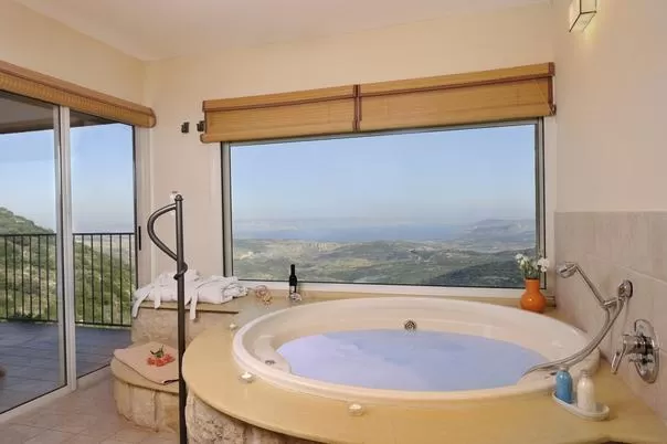 אמבטיה מרווחת עם נוף לאוקיינוס באמירים - נוף 10, צימר בצפון, אמירים, גליל עליון