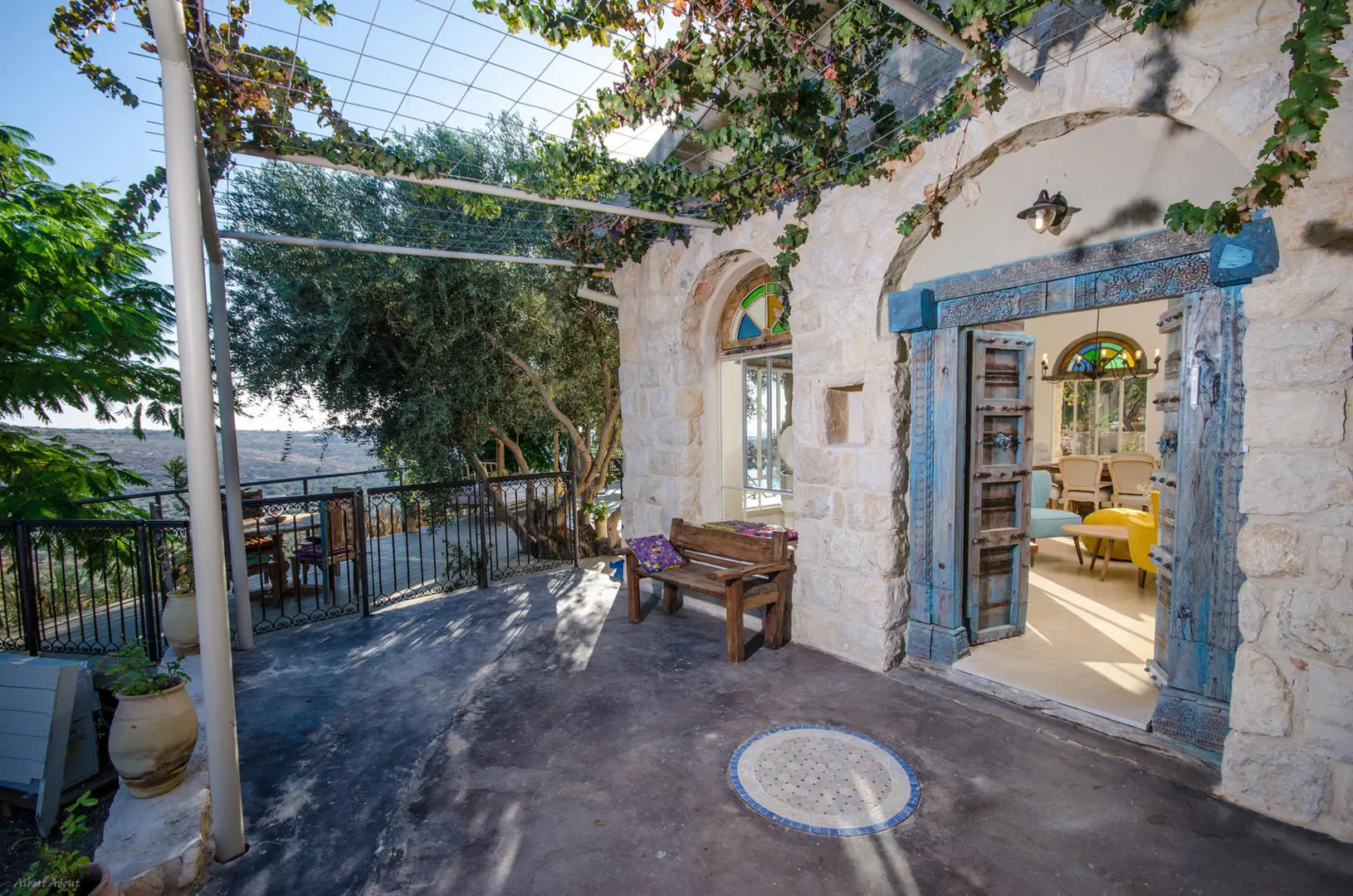 רחבת הכניסה אל הבית המרכזי. סוכות גפנים ואווירה מיוחדת - ריקה, צימר בצפון, כליל, גליל מערבי