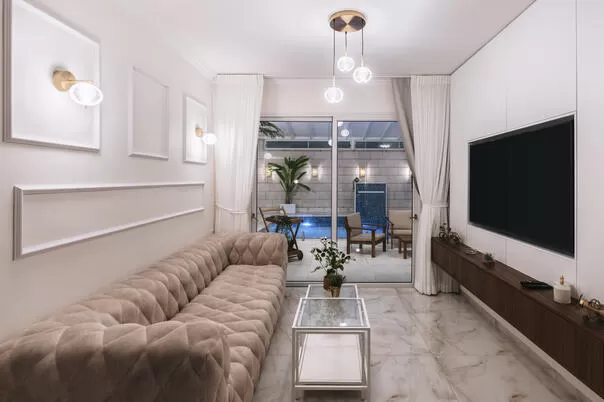 ספה מרופדת בסלון מודרני מינימליסטי עם אלמנטים קלאסיים - מילה בוטיק, סוויטה בצפון, עין יעקב, גליל מערבי