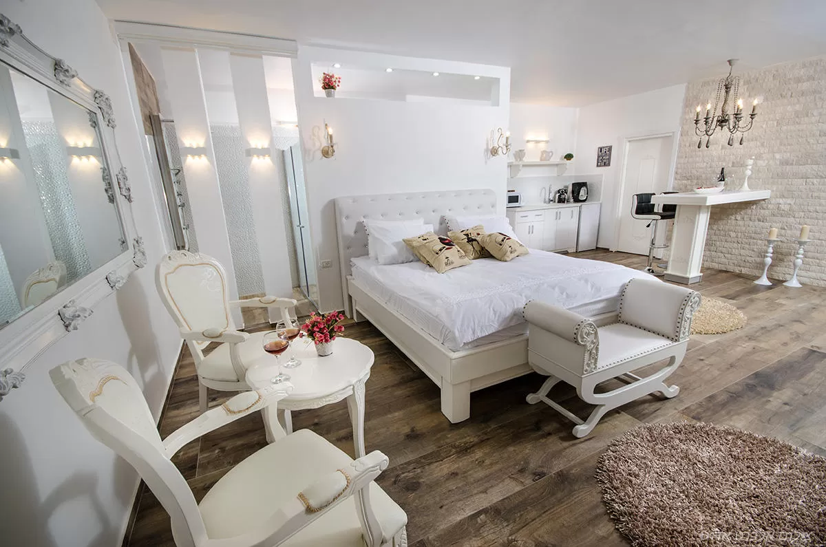 Moderna Suite, Even Menahem