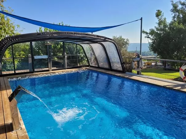 בריכה מקורה עם מים כחולים בהירים ומזרקה - מרגנית בגליל, צימר בצפון, צוריאל, גליל מערבי