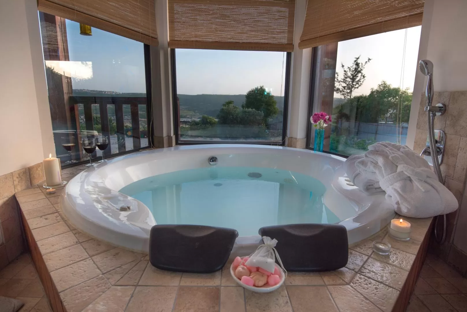 The jacuzzi overlooks an open view with complete privacy - Marganit Bagalil, Tsuriel, Western Galilee