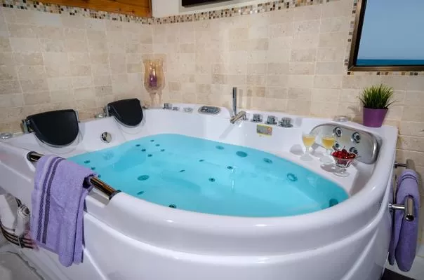 אמבטיית ג'קוזי כחולה בחדר אמבטיה מודרני בנהריה - תמר על הים, צימר בצפון, נהריה, גליל מערבי