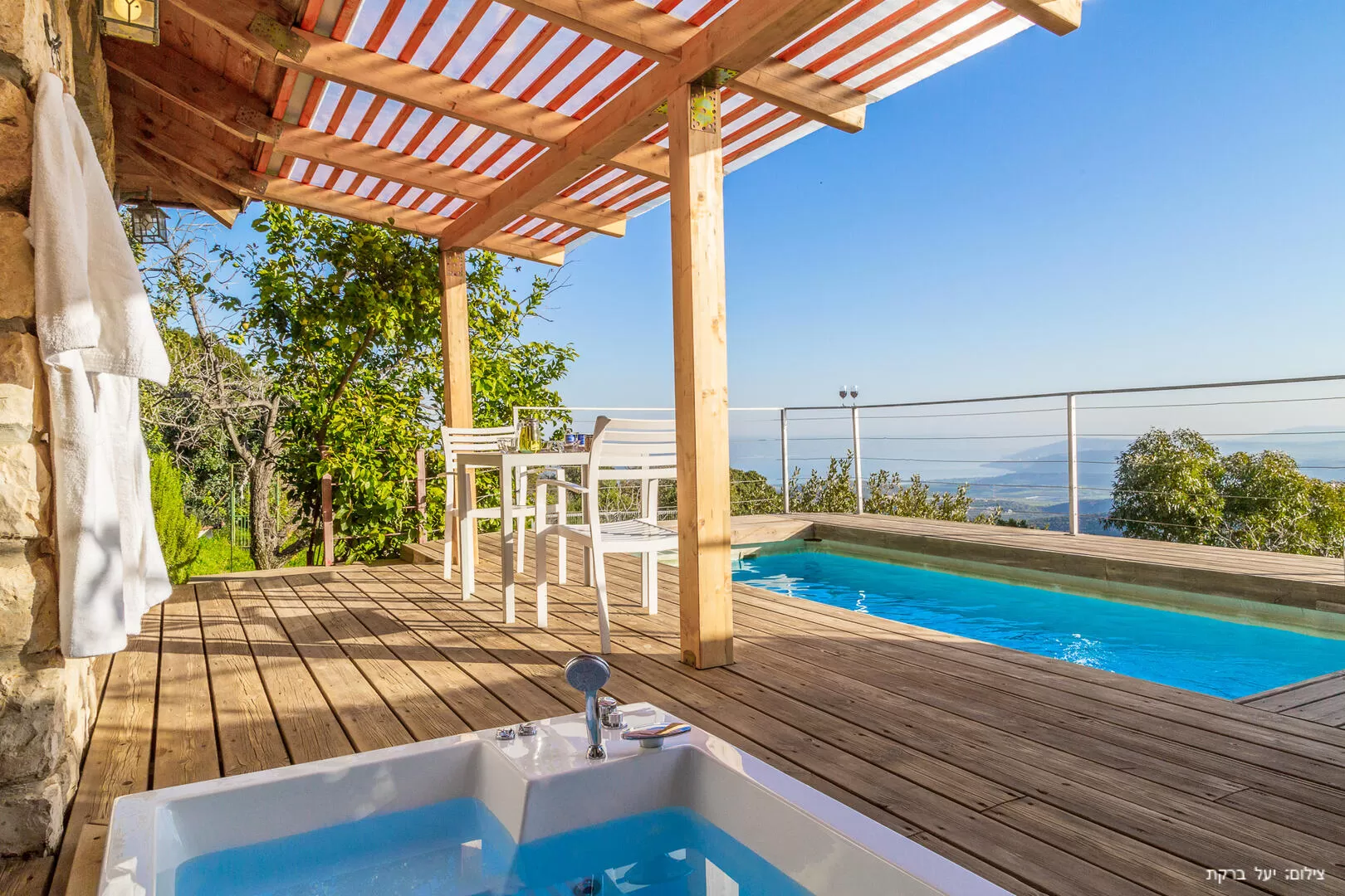 Zimmer Beit Haben has a private jacuzzi spa with a wooden deck - Adom Lavan couples only, Amirim, Upper Galilee