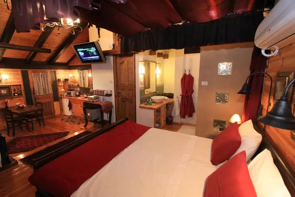 Bigtime Cabins couples only, Amoka