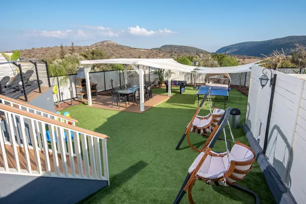 יש כאן חצר משותפת נהדרת, עם מגוון פינות ישיבה, נדנדות והכל מול נוף מדהים מוקף הרים - אחוזת נטלי, וילה בצפון, דישון, גליל עליון