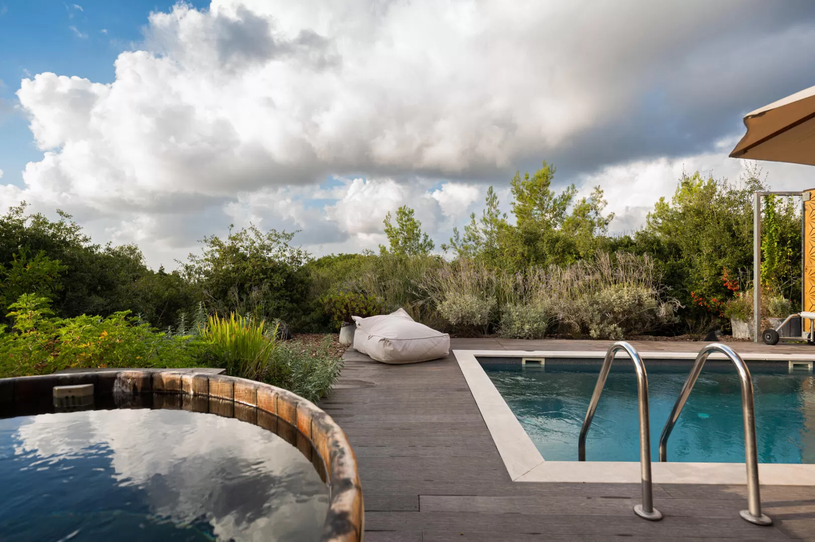 A view of the pool and hot tub in the private yard of each suite - Alonala couples only, Kfar Varedim, Western Galilee
