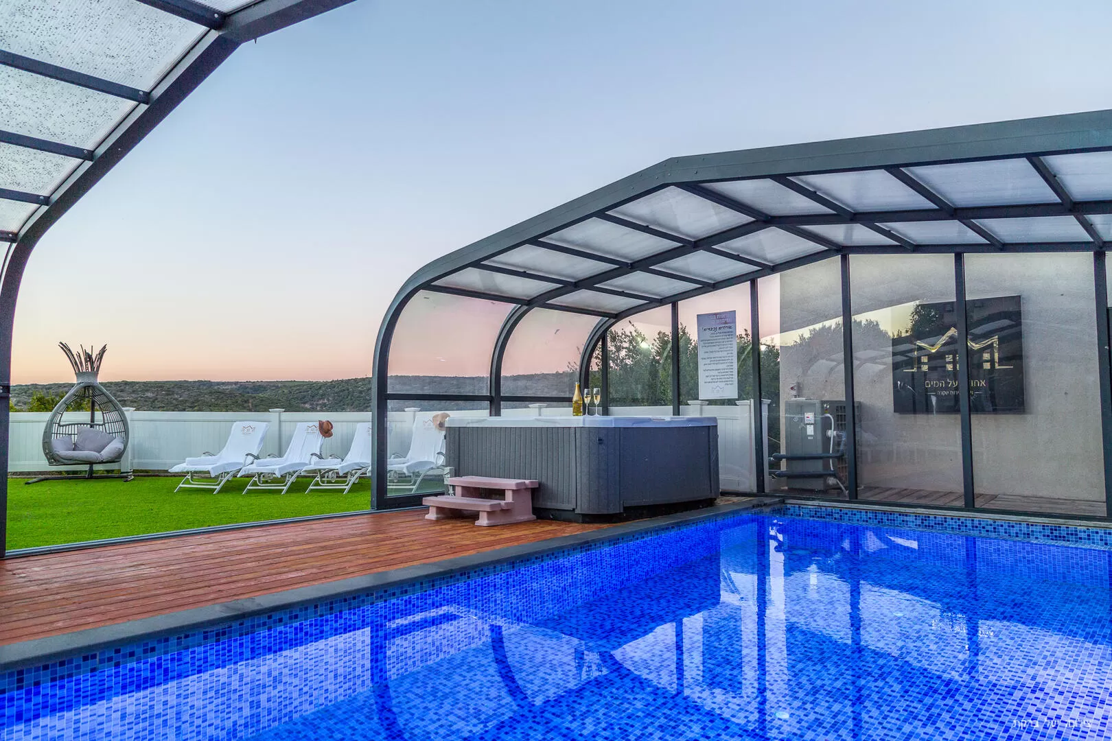 The private heated and covered pool measures 4 x 9 m - Ahuza Al HaMayim, Shomera, Western Galilee