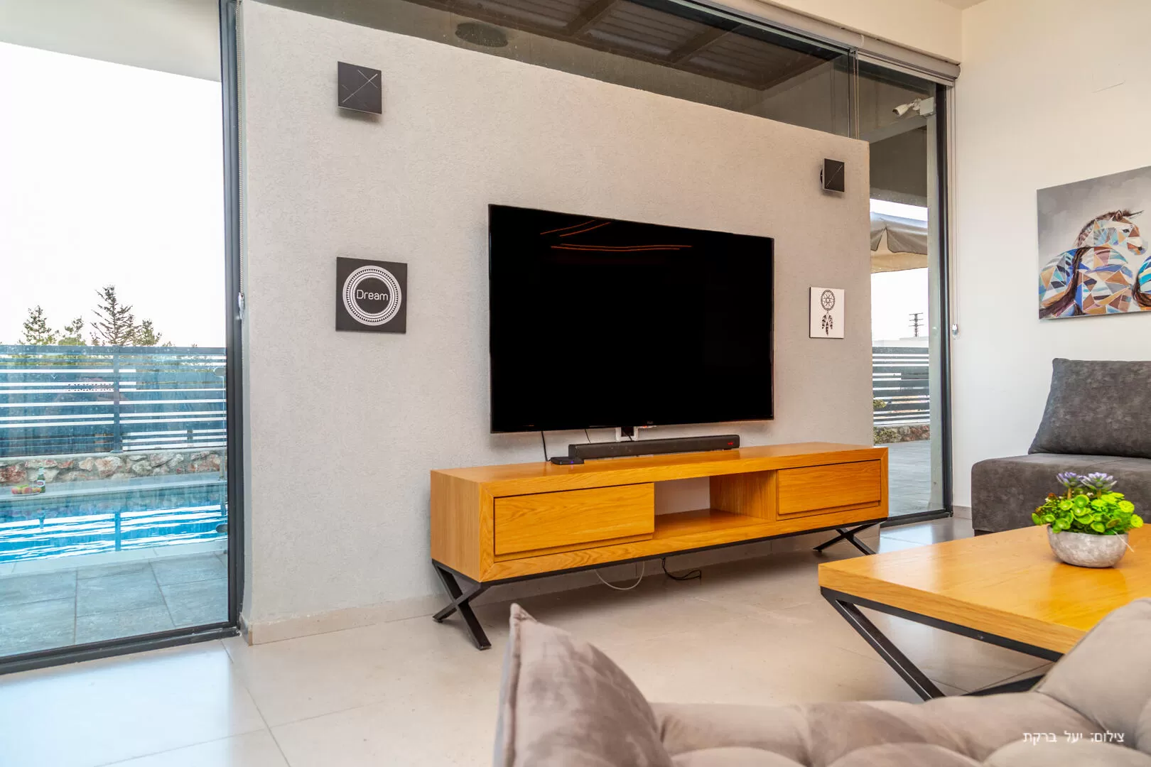 The design of the walls is unique in combination with transparent glass - Modern Villa, Rosh Pina, Upper Galilee