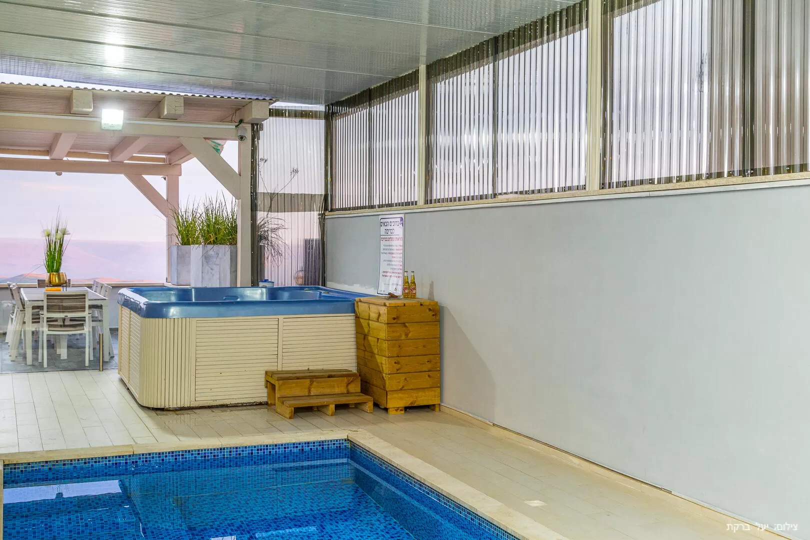 ג'קוזי ספא ממוקם בקרבת הבריכה ומתאים לעד 6 רוחצים - ויו כנרת, וילה בצפון, נוף כנרת, גליל עליון