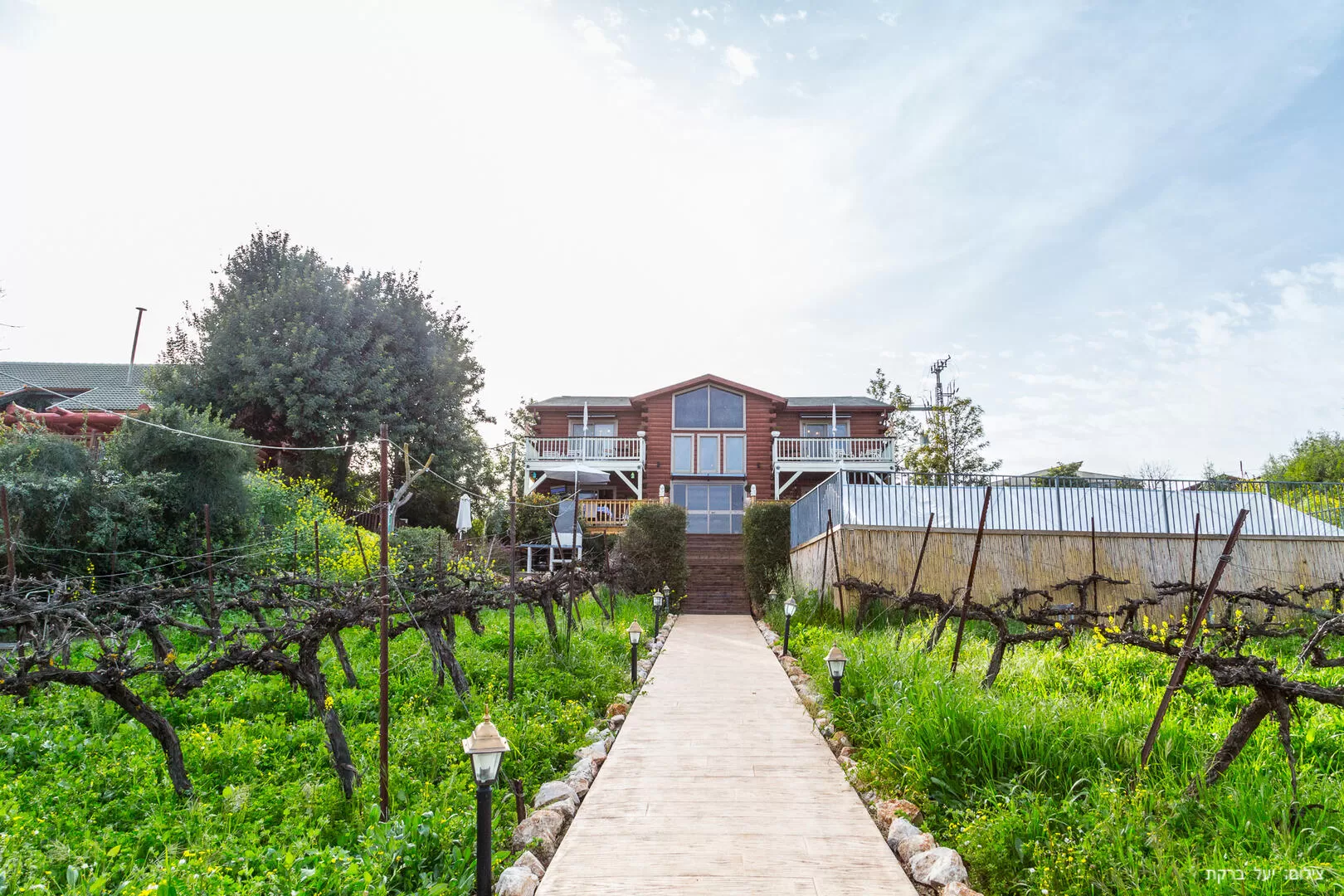 The mansion building is large and spacious (about 450 meters built) and includes high ceilings, two levels and seven guest rooms - Ahuzat Naftali, Upper Galilee
