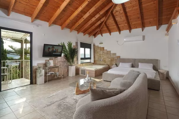 חופשה בבקתות עץ בהזמנה אונליין - ההמלצות שלנו לשנת 2026 - נוף ליער