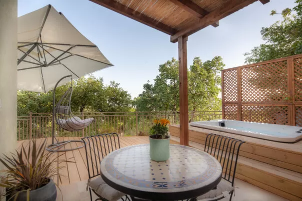 A private balcony with a spa jacuzzi facing the forest - Hagan Hanistar, Amirim, Upper Galilee