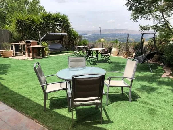 שולחן זכוכית עגול עם ארבעה כיסאות מתכת - אוטופיה גלילית, סוויטה בצפון, כרם בן זמרה, גליל עליון