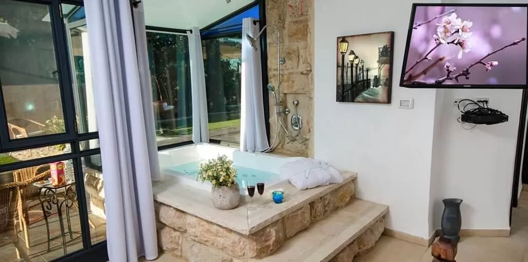בכל סוויטה מבנה הג'קוזי מעט שונה וייחודי לה - אוטופיה גלילית, סוויטה בצפון, כרם בן זמרה, גליל עליון