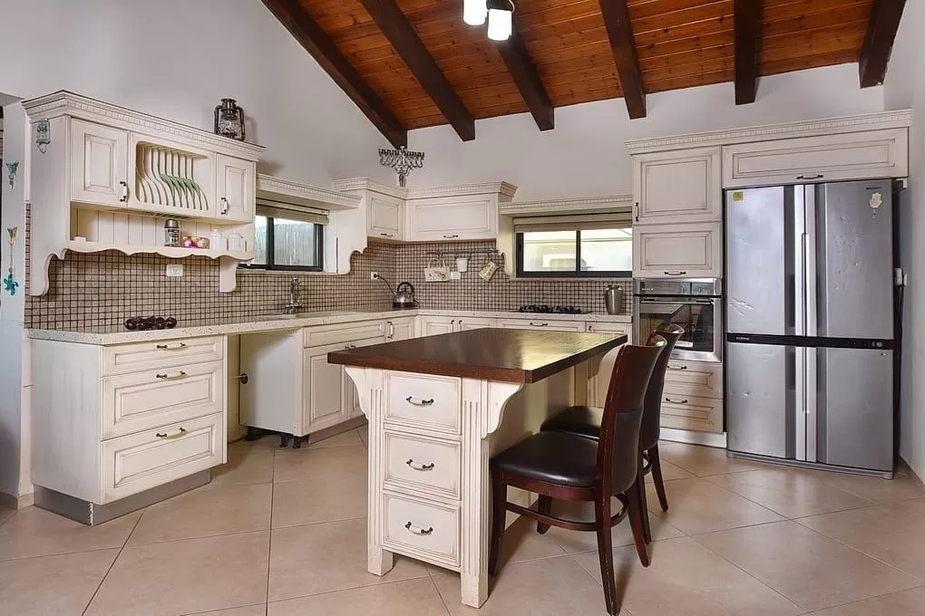 The kitchen is beautiful, designed and equipped with a beautiful dining area, and a utility room next to it with a washing machine - Villa BaKarmim