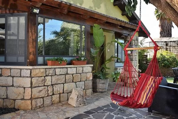 The outdoor complex is spacious and contains a front yard and a back yard - Villa BaKarmim, Alma, Upper Galilee