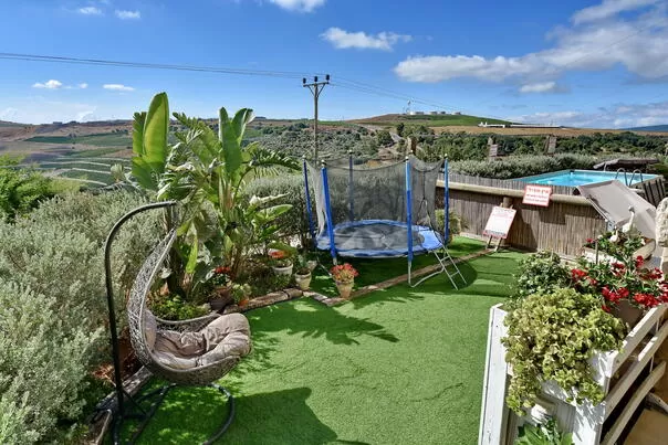 Villa Luzon, Kerem Ben Zamra
