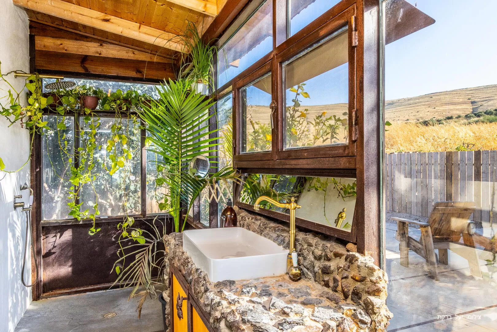 Unusual bathrooms - Rusty Rock, Yavnal, Sea of Galilee Area