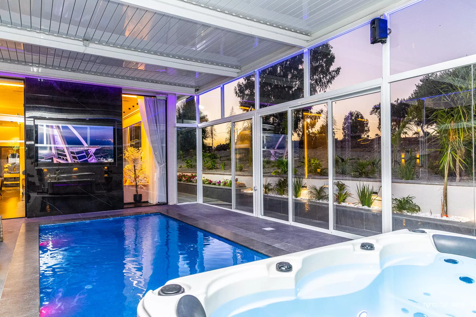 In the pool complex there is an 86-inch smart TV with a sophisticated audio system - ARIA, Dalton, Upper Galilee