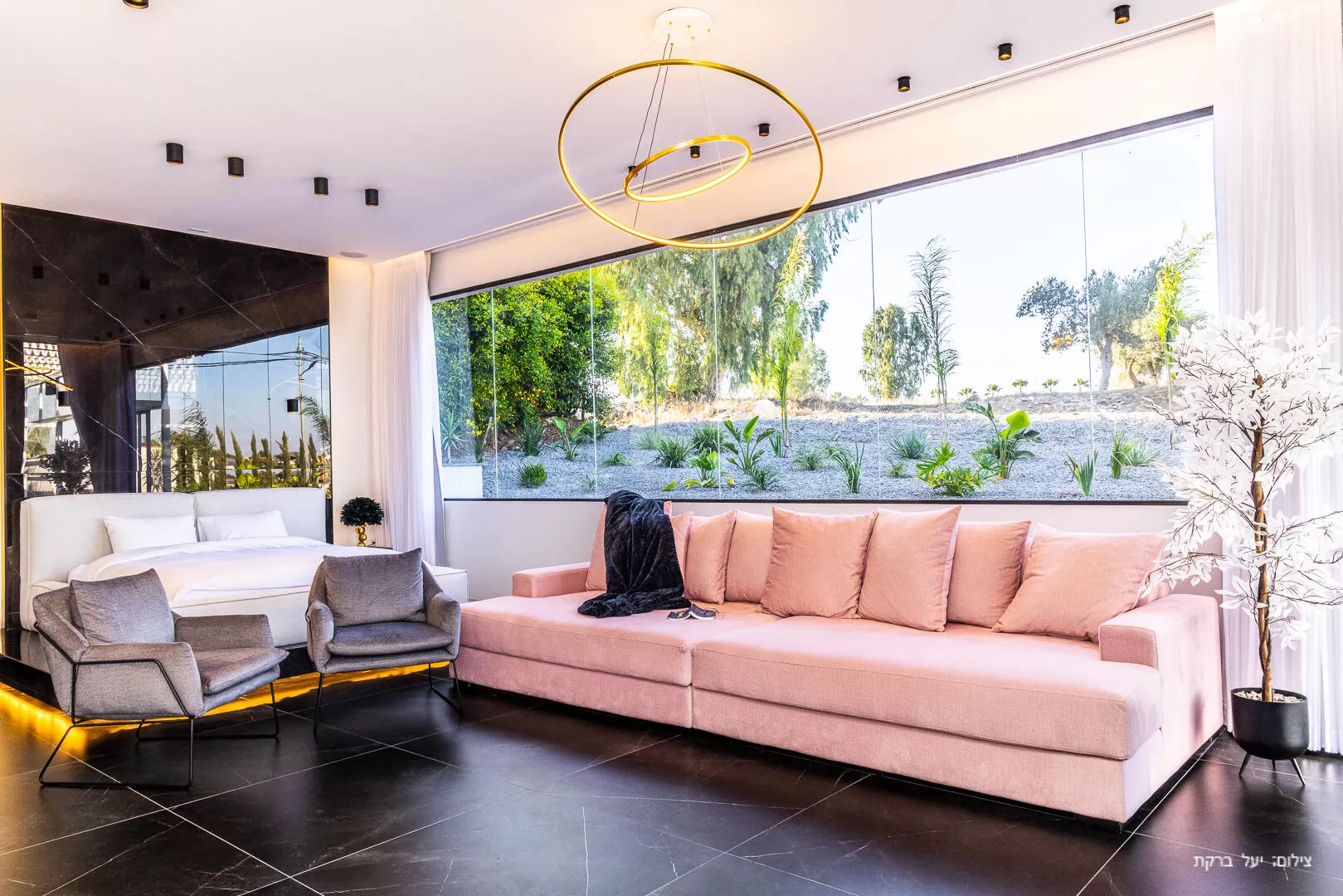 Living room with a view to the nature outside, with curtains for darkening and privacy - ARIA, Dalton, Upper Galilee