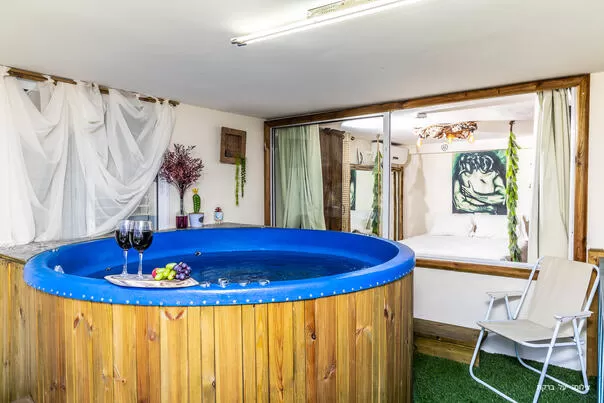 A round jacuzzi will be waiting for you on the gallery floor - Li Yam Spa Suite, Yanuch-Jeth, Western Galilee