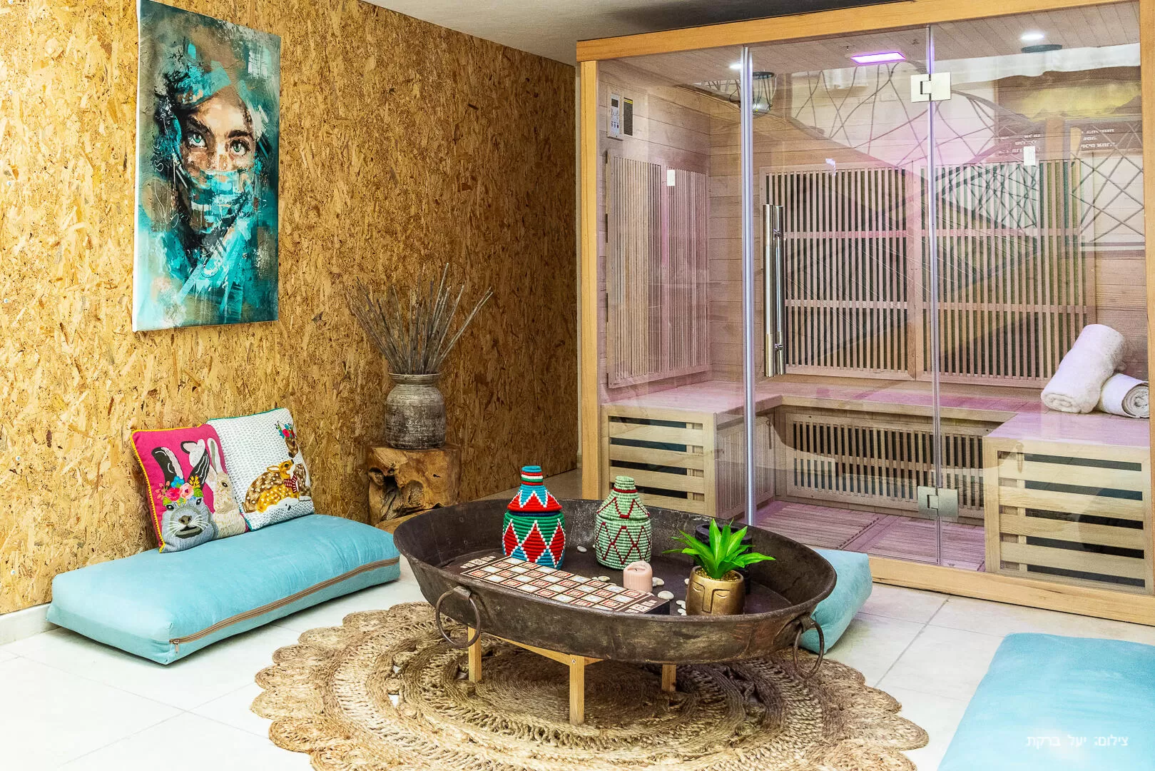In the same area, there is an infrared sauna and a colorful sitting area - Li Yam Spa Suite, Yanuch-Jeth, Western Galilee