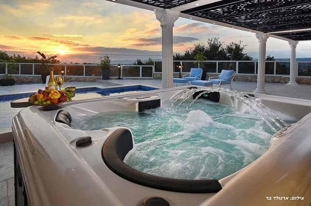 A pampering spa jacuzzi overlooking the sunset - Gold Rich Suite couples only, Even Menahem, Western Galilee
