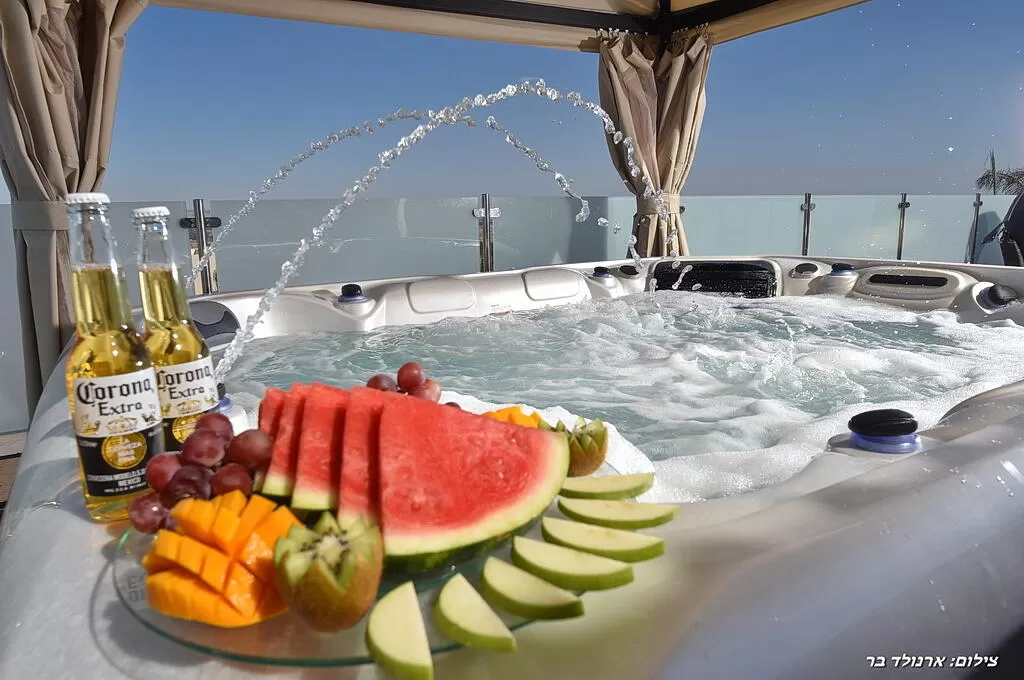 A pampering spa jacuzzi for eight bathers, overlooking the landscape - Maiori Boutique, Mishmar Jordan, Upper Galilee