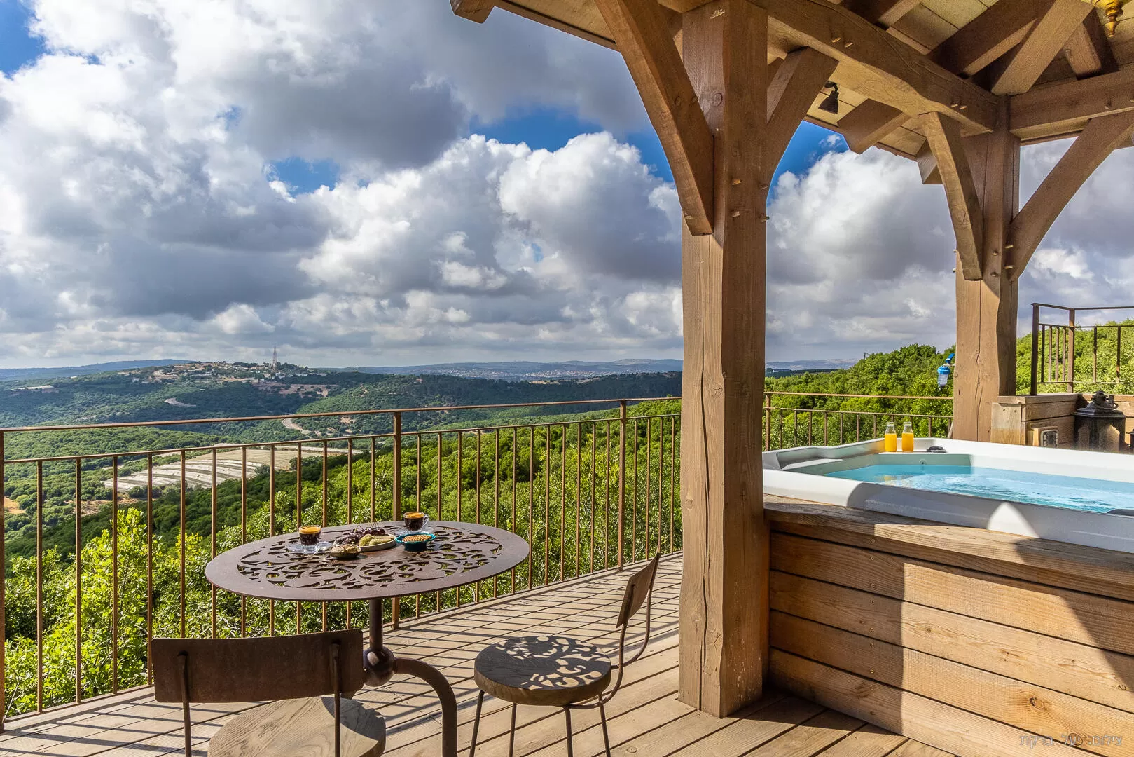 A 200x200 spa jacuzzi will be waiting for you on the landscape terrace, overlooking an amazing panoramic view - Matat Galil Villa couples only, Western Galilee