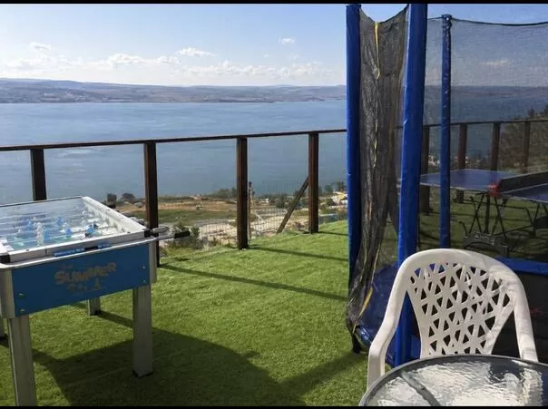חצר חיצונית עם שולחן פינג פונג ובריכת שחייה, נוף לאגם טבריה - דרים האוס, וילה בצפון, טבריה, סובב כנרת