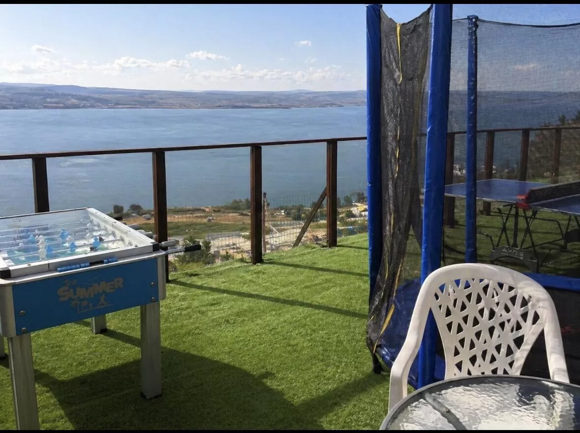 חצר חיצונית עם שולחן פינג פונג ובריכת שחייה, נוף לאגם טבריה - דרים האוס, וילה בצפון, טבריה, סובב כנרת