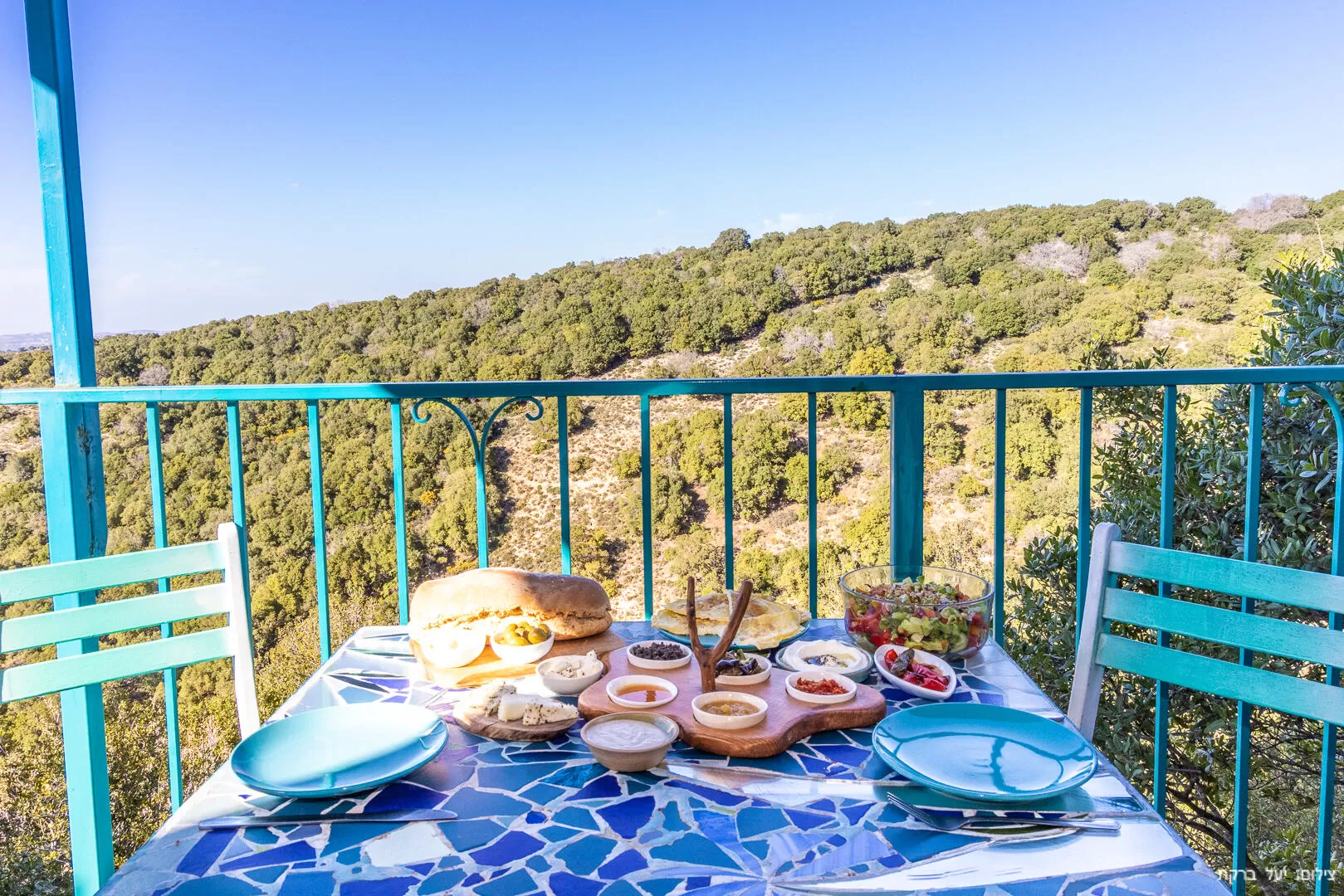 Rustic breakfast in front of the view - Yortov in Matat, Matat, Western Galilee