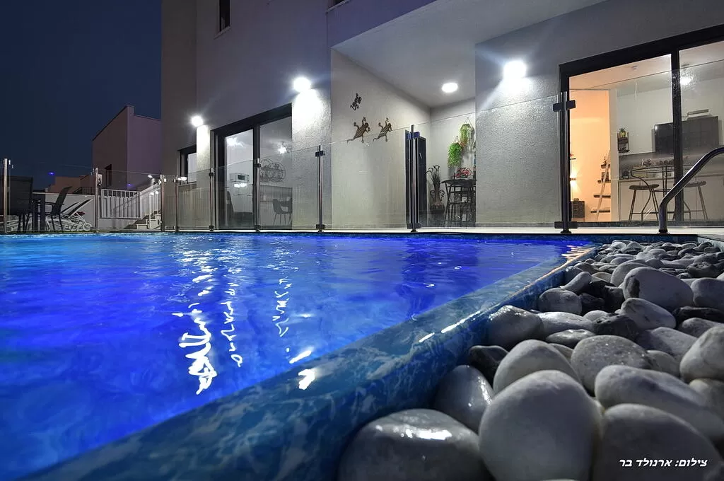 Pebble stones decorate the edge of the pool - Halom Shel Nof, Ein Ya'akov, Western Galilee